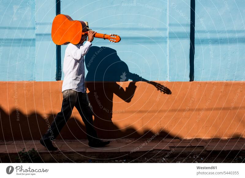 Kuba, Mann mit Gitarre auf der Straße Gitarren Straßenmusiker Männer männlicher Erwachsener männliche Erwachsene Saiteninstrument Saiteninstrumente