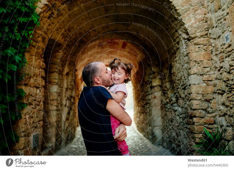 Vater küsst seine Tochter küssen Küsse Kuss glücklich Glück glücklich sein glücklichsein Töchter Freizeit Muße Papas Väter Vati Vatis Papis Kind Kinder Familie