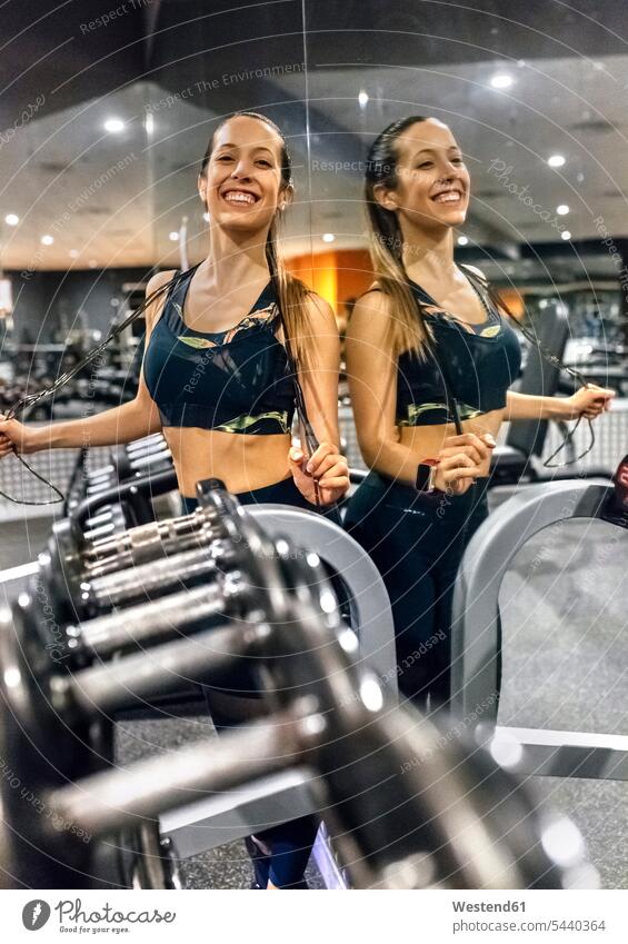 Porträt einer glücklichen jungen Frau nach dem Training im Fitnessstudio trainieren weiblich Frauen lächeln Fitnessclubs Fitnessstudios Turnhalle Erwachsener