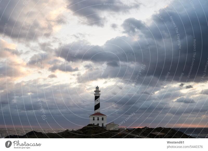 Spanien, Balearen, Menorca, Leuchtturm von Favaritx, morgens von Wolken umgeben Küste Küstenlandschaft Leuchttürme Reiseziel Reiseziele Urlaubsziel Orientierung