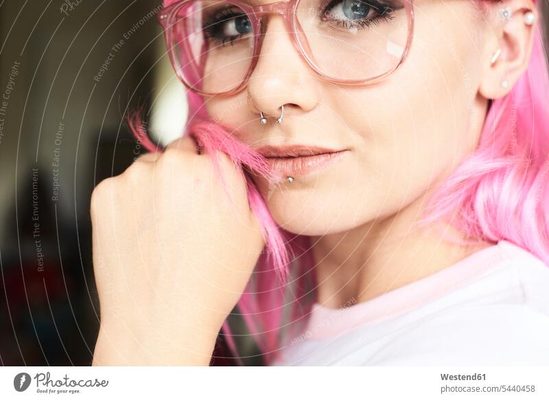 Porträt einer jungen Frau mit rosa Haaren, Brille und Piercings Brillen Portrait Porträts Portraits weiblich Frauen Erwachsener erwachsen Mensch Menschen Leute