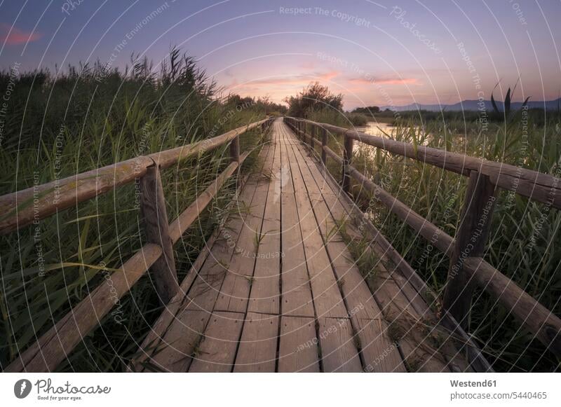Spanien, Alicante, leere Strandpromenade in einem Sumpf bei Sonnenuntergang Schönheit der Natur Schoenheit der Natur Reise Travel Landschaft Landschaften