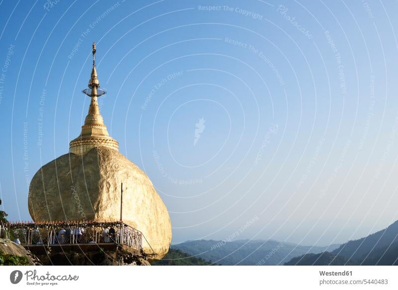 Myanmar, Kyaikto, Kyaiktiyo-Pagode auf dem Goldenen Felsen Einzigartig Einzigartigkeit einmalig unnachahmlich Menschen zufällige Personen wolkenlos ohne Wolken