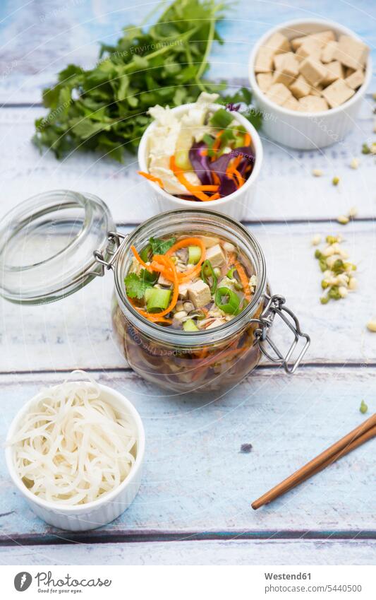 Asiatische Reisnudelsuppe mit Gemüse und Tofu im Glas Gläser Reisnudeln angerichtet garniert vitaminreich Koriander Coriandrum sativum Zutaten Sprossen Sproße