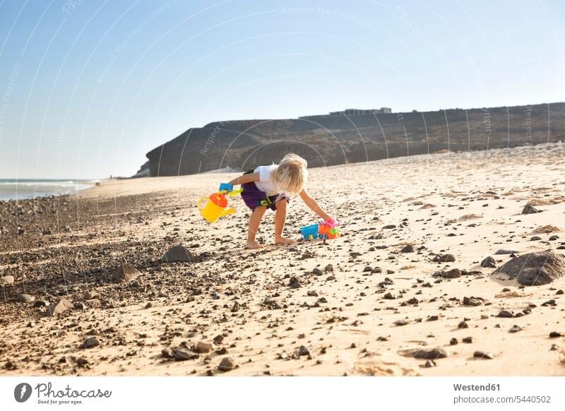 Spanien, Fuerteventura, Mädchen spielt am Strand spielen weiblich Beach Straende Strände Beaches Kind Kinder Kids Mensch Menschen Leute People Personen Urlaub