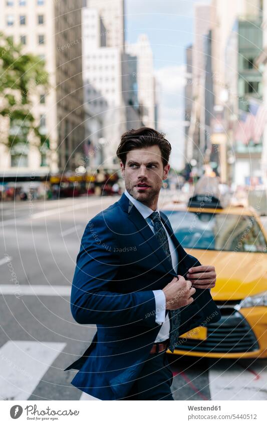 Gutaussehender Geschäftsmann zu Fuß in Manhattan attraktiv schoen gut aussehend schön Attraktivität gutaussehend hübsch cool Coolness Pendler Gelbes Taxi