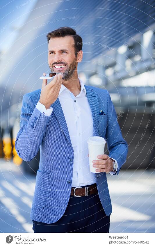 Porträt eines lächelnden Geschäftsmannes mit Telefon und Kaffee in der Stadt telefonieren anrufen Anruf telephonieren Handy Mobiltelefon Handies Handys