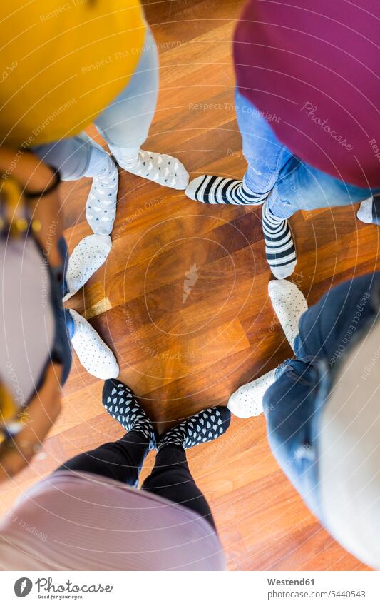 Nahaufnahme der Füße von fünf Frauen, die auf einem Holzboden stehen stehend steht weiblich Holzboeden Holzböden Gemeinschaft Freundinnen Fuß Fuss Erwachsener