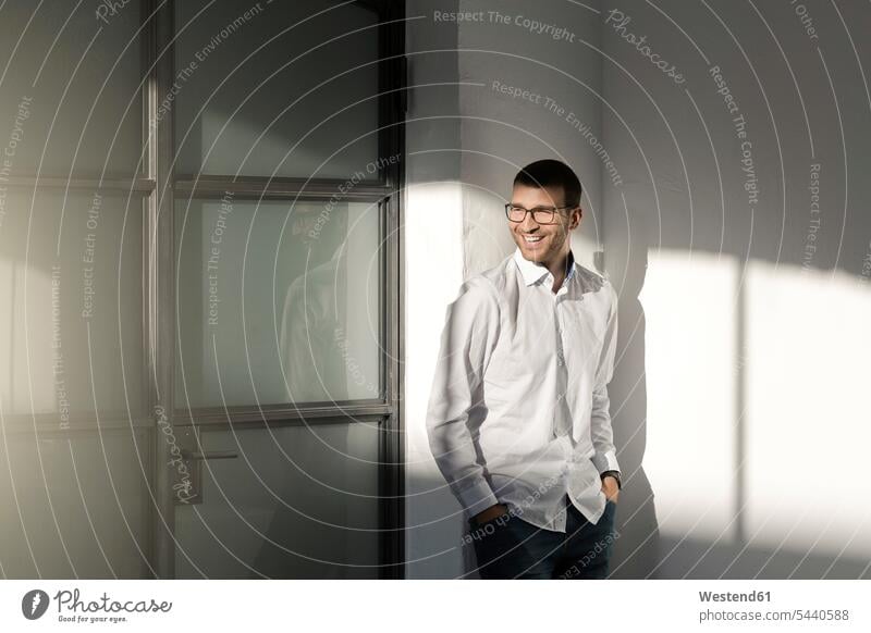 Porträt eines jungen Mannes mit Brille stehen stehend steht modisch Geschäftsmann Businessmann Businessmänner Geschäftsmänner Portrait Porträts Portraits Erfolg
