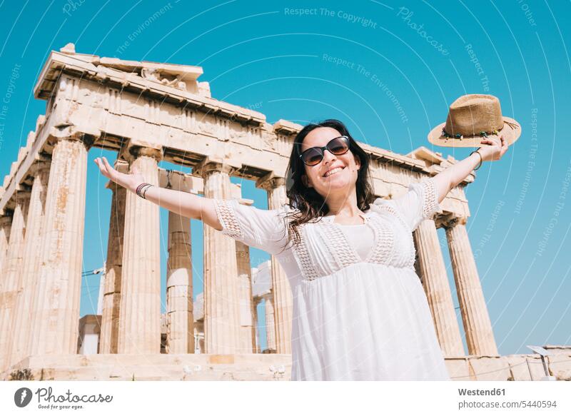 Griechenland, Athen, glückliche Frau beim Besuch des Parthenon-Tempels auf der Akropolis Glück glücklich sein glücklichsein lächeln Touristin weiblich Frauen