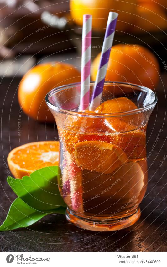 Fruchtschorle von Mandarinen im Glas mit Trinkhalmen Niemand Erfrischungsgetränk Erfrischungsgetraenk Softdrink Blatt Blaetter Blätter erfrischen erfrischend