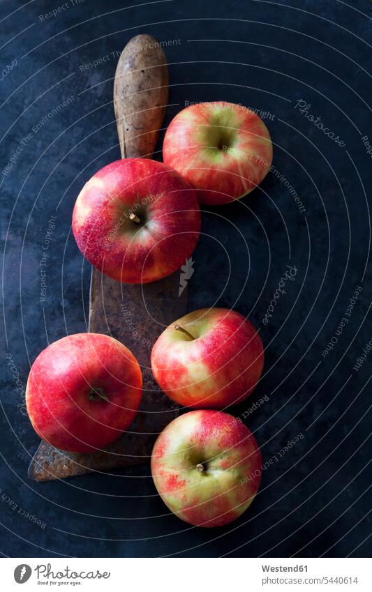 Elstar-Äpfel auf einem Hackebeil Draufsicht Vogelperspektive von oben Aufsicht Bio Biologische Lebensmittel Bio-Lebensmittel Holzmesser Apfel Aepfel