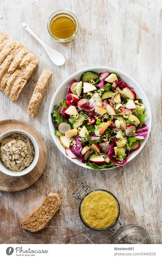 Gemischter Salat, Brot und Dip Food and Drink Lebensmittel Essen und Trinken Nahrungsmittel gemischter Salat Radicchio Radicchiosalat Salate Sprossen Sproße