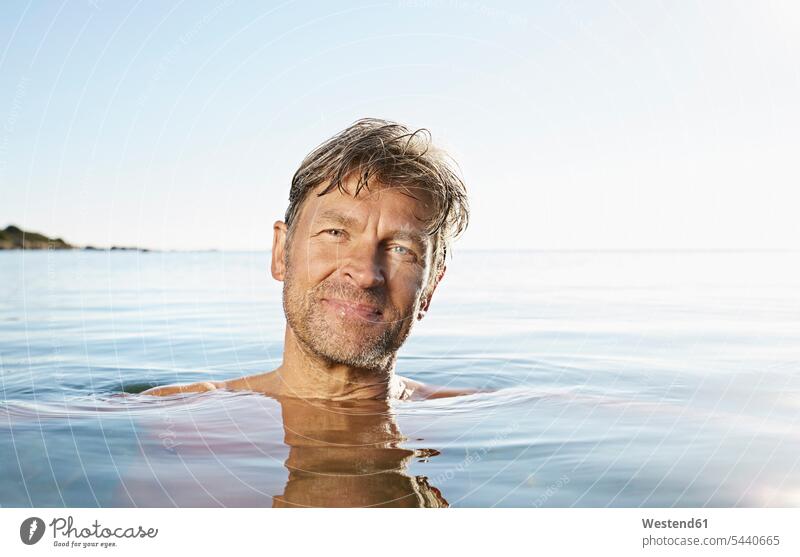 Porträt eines lächelnden Mannes beim Baden im Meer Meere Männer männlich Gewässer Wasser Erwachsener erwachsen Mensch Menschen Leute People Personen baden