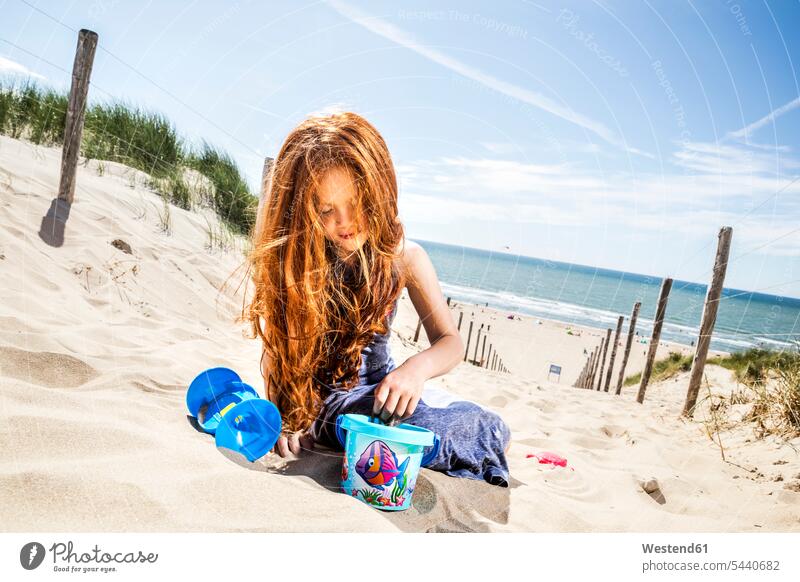 Niederlande, Zandvoort, rothaariges Mädchen spielt am Strand Beach Straende Strände Beaches rote Haare rotes Haar rothaariger weiblich Mensch Menschen Leute