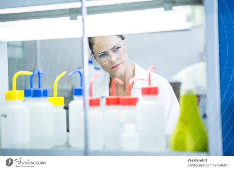 Porträt eines Wissenschaftlers im Labor wissenschaftlich Wissenschaften untersuchen prüfen Labore Portrait Porträts Portraits Frau weiblich Frauen