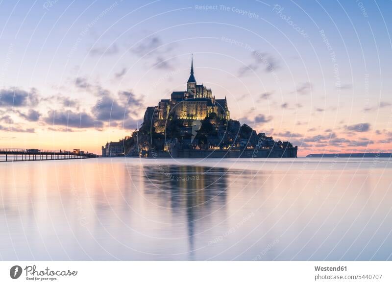 Frankreich, Normandie, Blick auf den beleuchteten Mont Saint-Michel am Abend Kulturdenkmal Wasserspiegelung Wasserspiegelungen Haute-Normandie Abendlicht