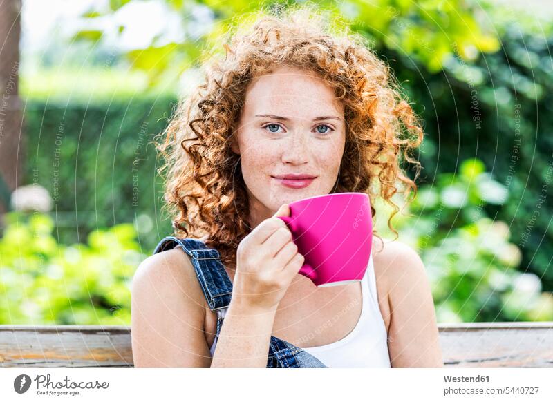 Porträt einer rothaarigen jungen Frau mit rosa Kaffeetasse Kaffeetassen weiblich Frauen Portrait Porträts Portraits Tasse Tassen Geschirr Erwachsener erwachsen