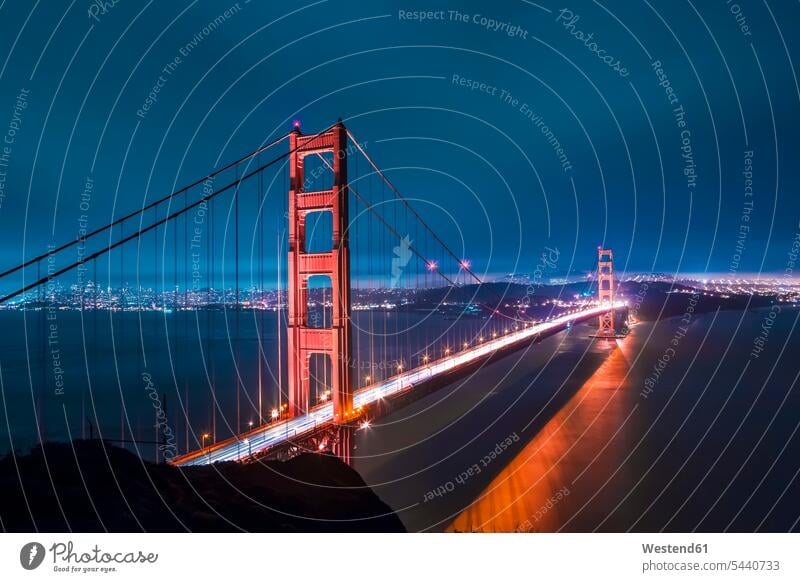 USA, Kalifornien, San Francisco, Golden Gate Bridge bei Nacht beleuchtet Beleuchtung Aussicht Ausblick Ansicht Überblick Außenaufnahme draußen im Freien
