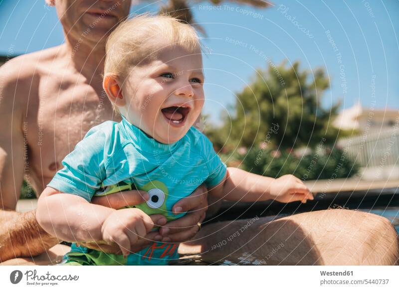 Baby genießt in den Sommerferien das Schwimmbad Babies Babys Säuglinge Kind Kinder Swimmingpool Swimmingpools Schwimmbecken Swimming Pool Swimming Pools Wasser