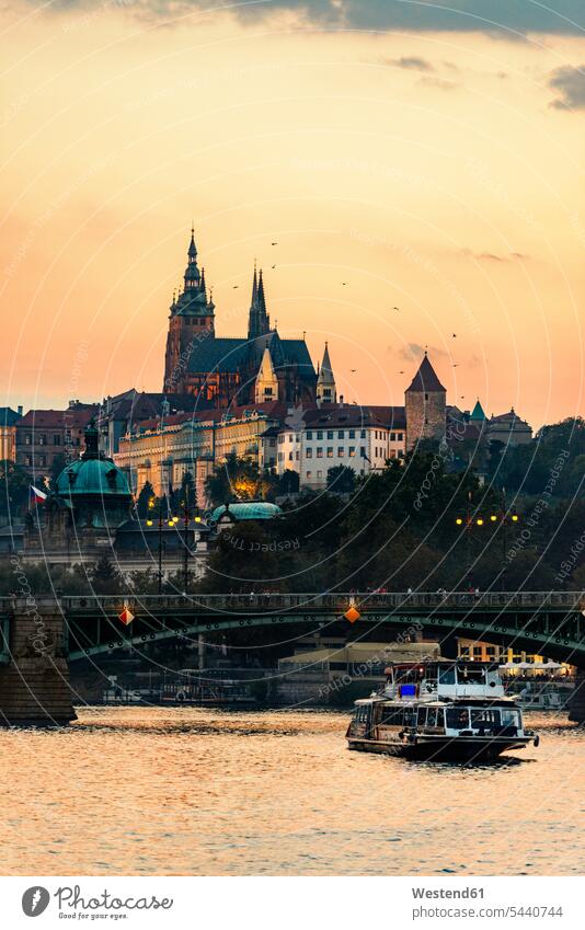 Tschechien, Prag, Blick auf Burg und Karlsbrücke mit der Moldau im Vordergrund bei Sonnenuntergang Stadtansicht Urban Stadtbilder Stadtansichten