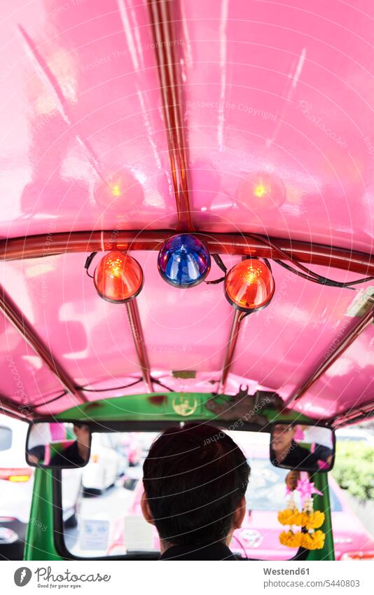 Thailand, Bangkok, Rückenansicht des Fahrers in seinem Tuk-Tuk-Taxi Asiate Asiaten asiatische asiatische Abstammung Asiatisch asiatisches asiatischer reisen