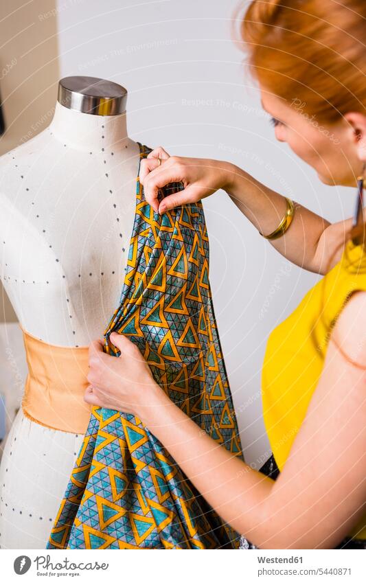 Modedesignerin arbeitet bei Mannequin Schneiderin Schneiderinnen Frau weiblich Frauen Handwerker Handwerksberuf Handwerksberufe Gewerbe Erwachsener erwachsen