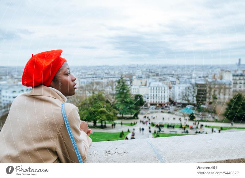 Junge Frau in Paris beim Blick über die Stadt alleinreisend allein reisend Alleinreisende Alleinreisender Sightseeing Besichtigung besichtigen Besichtigungen