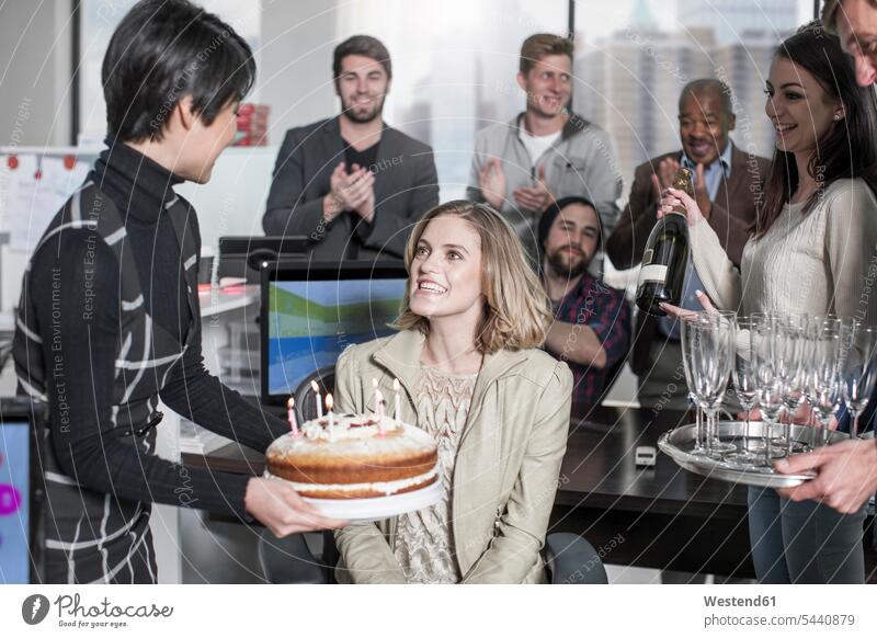 Überraschung im Geburtstagsbüro mit Kuchen und Champagner glücklich Glück glücklich sein glücklichsein Kollegen Arbeitskollegen Büro Office Büros