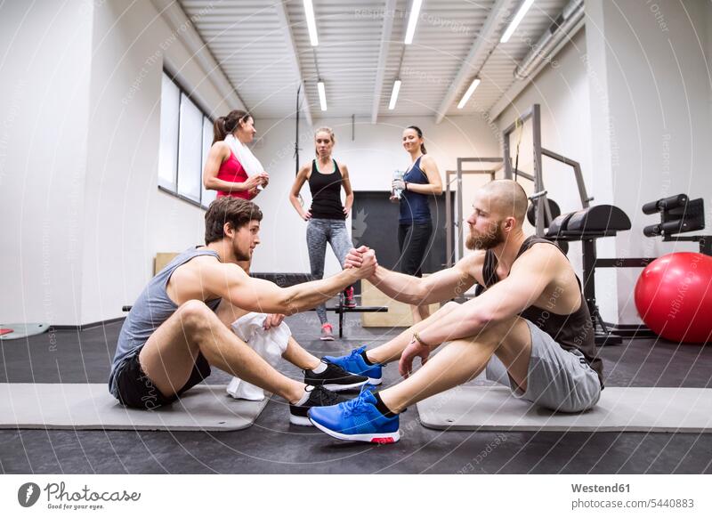 Sportler, die eine Trainingspause im Fitnessstudio einlegen trainieren Fitnessclubs Fitnessstudios Turnhalle fit Gesundheit gesund Freizeitaktivität