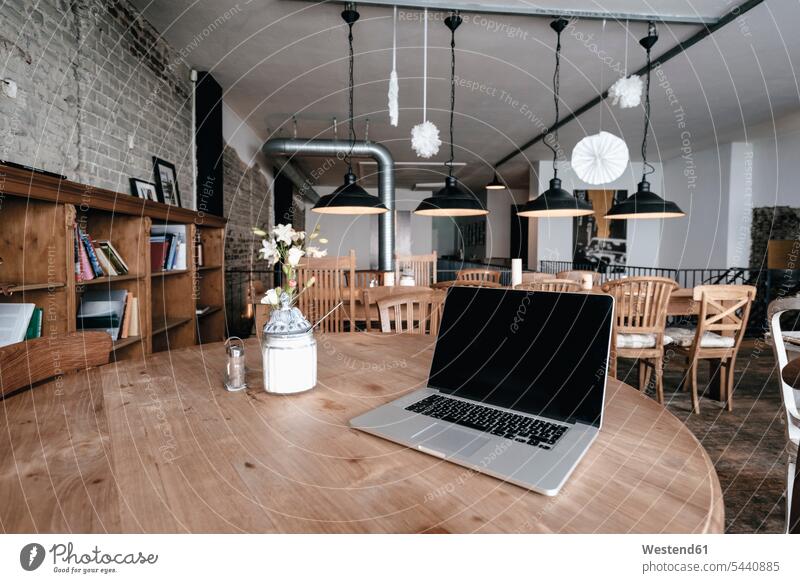 Laptop auf einem Tisch in einem Cafe Abwesenheit menschenleer abwesend Verbindung verbunden verbinden Anschluss Notebook Laptops Notebooks mobiles Arbeiten