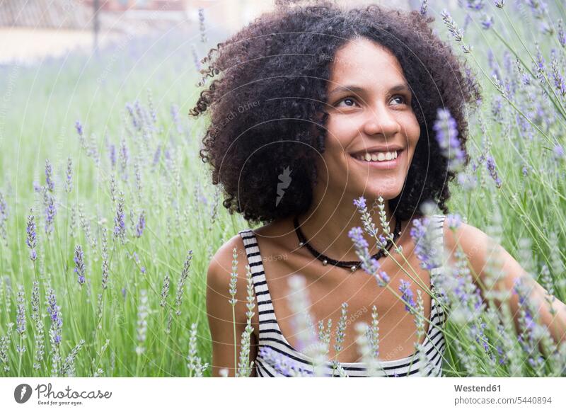 Porträt einer glücklichen Frau im Lavendelfeld Portrait Porträts Portraits Lavandula weiblich Frauen Blume Blumen Blüte Pflanze Pflanzenwelt Flora Erwachsener