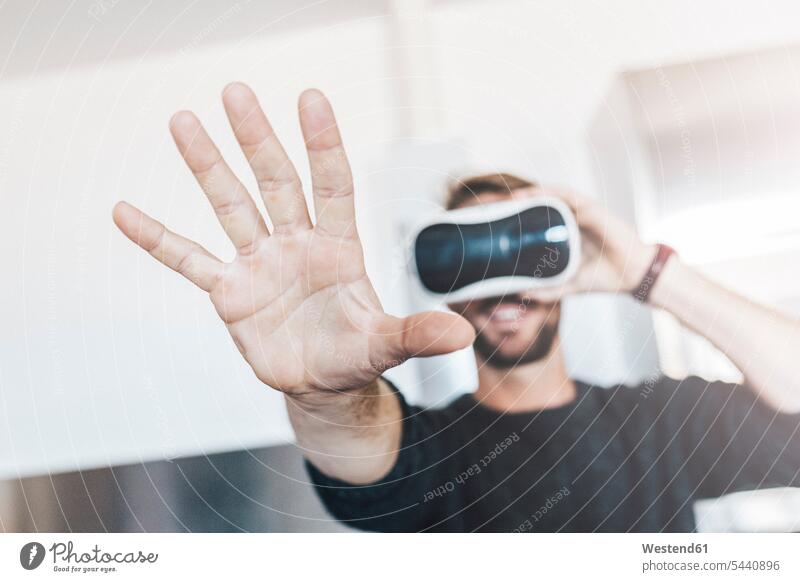 Mann mit Virtual-Reality-Brille Hand Hände Männer männlich Virtual Reality Brille Virtual Reality-Brille VR Brille Mensch Menschen Leute People Personen