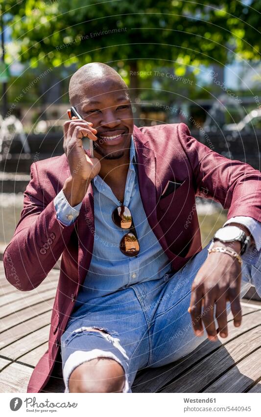 Porträt eines lächelnden Geschäftsmannes am Telefon Businessmann Businessmänner Geschäftsmänner Smartphone iPhone Smartphones telefonieren anrufen Anruf