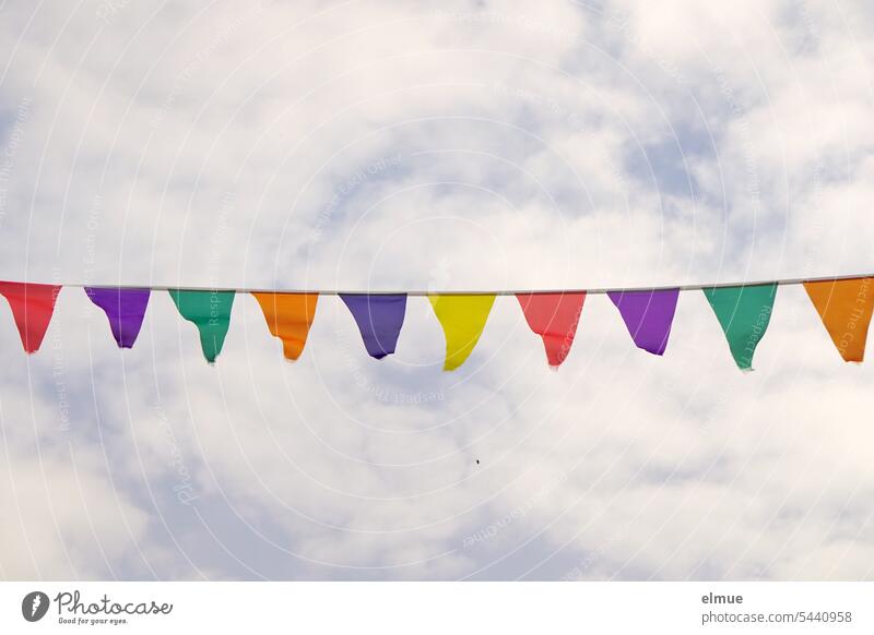 bunte Wimpelkette vor leicht bewölktem Himmel Girlande Stoffgirlande Farbe farbig Feier geschmückt Fest Feste feiern Deko Dekoration Blog Fähnchen