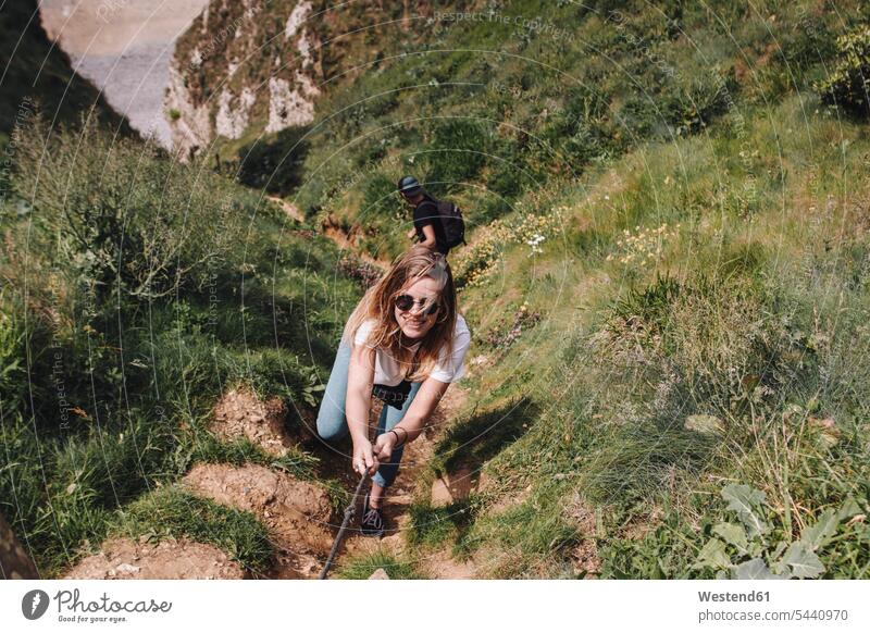 Frankreich, Cote d'Albatre, Steilküste, junge Frau klettert an einem Seil lächeln klettern steigen aufwärts nach oben hinauf Naturerlebnis Erlebnis Erlebnisse