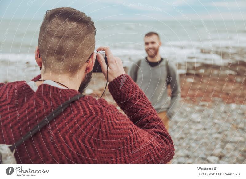 Mann fotografiert seinen Freund vor dem Meer Strand Beach Straende Strände Beaches fotografieren Homosexualität homosexuell gleichgeschlechtlich Liebe Meere