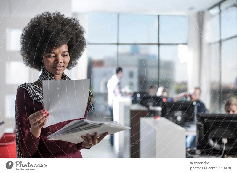 Frau sieht sich im Büro Dokumente an weiblich Frauen Office Büros Erwachsener erwachsen Mensch Menschen Leute People Personen Arbeitsplatz Arbeitsstätte