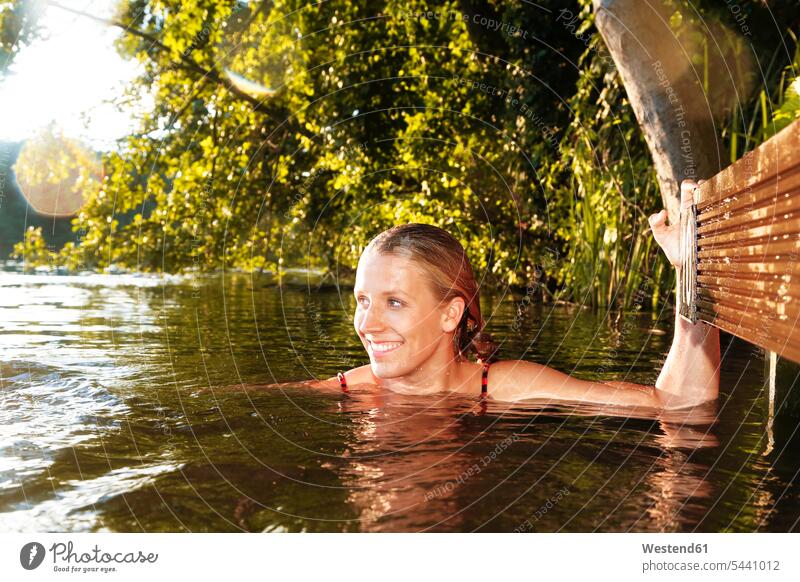 Glückliche junge Frau in einem See weiblich Frauen glücklich glücklich sein glücklichsein Seen schwimmen Erwachsener erwachsen Mensch Menschen Leute People