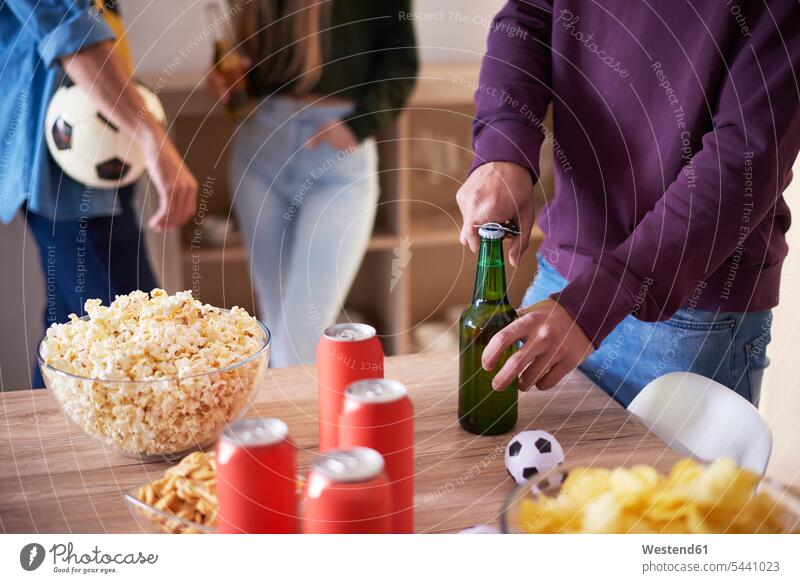 Fussballfan beim Öffnen einer Bierflasche entspannt entspanntheit relaxt Fan Fans Bewunderer Bierflaschen öffnen oeffnen Alkohol Alkoholische Getraenke