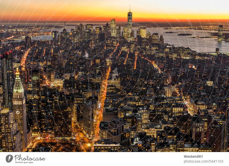 USA, New York City, Stadtbild in der Abenddämmerung beleuchtet Beleuchtung Aussicht Ausblick Ansicht Überblick am Wasser Außenaufnahme draußen im Freien