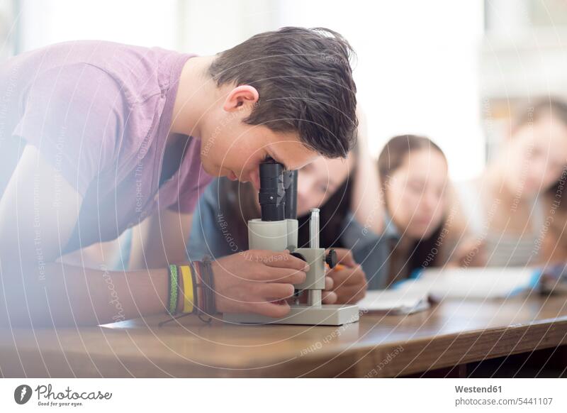 Wissenschaftsstudent in der Klasse schaut durch ein Mikroskop Schüler Mikroskope lernen Bildung Ausbildung Schule Schulen Unterrichtsstunde Schulstunde