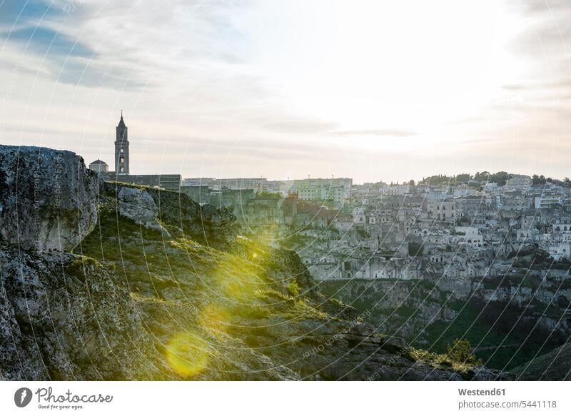 Italien, Basilikata, Matera, Stadtbild gegen die Sonne La Gravina di Matera Linsenreflexion Blendenflecken Reflexlicht Lens Flare Außenaufnahme draußen