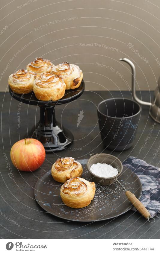 Hausgemachte Apfeltorte mit Rosenmuster Gebäck Backware Gebaeck Backwaren Französisches Essen französisch Französische Küche Becher süß Süßes Shabby Chic