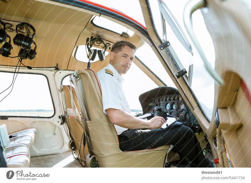 Porträt eines Piloten im Cockpit eines Hubschraubers Helikopter Verkehrswesen Transportwesen Portrait Porträts Portraits Mann Männer männlich Tablet