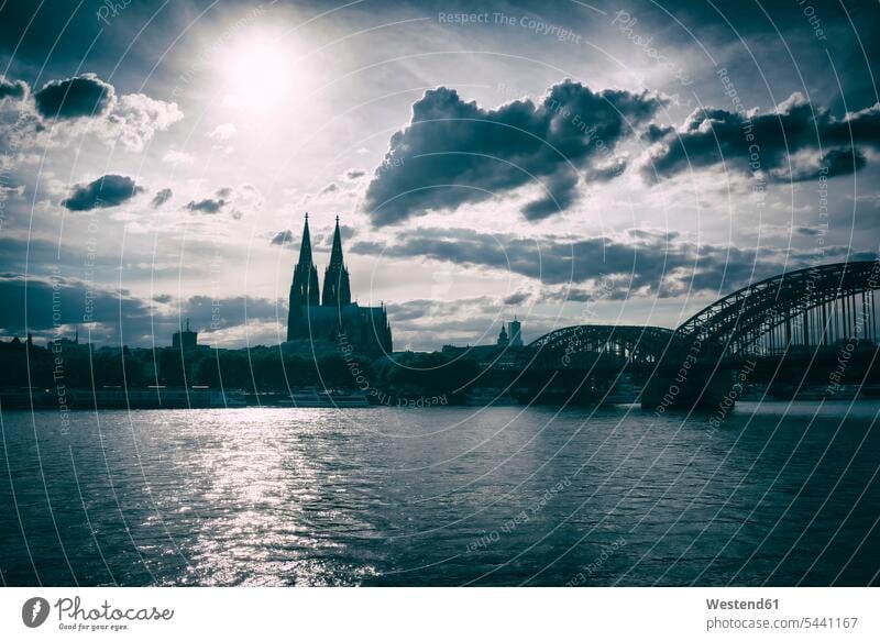 Deutschland, Köln, Kölner Dom im Gegenlicht Wolke Wolken Brücke Bruecken Brücken Sonne Reiseziel Reiseziele Urlaubsziel Niemand Sehenswürdigkeit