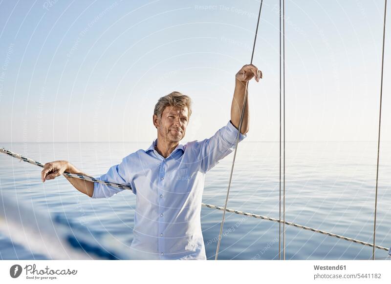 Porträt eines reifen Mannes auf seinem Segelboot Männer männlich Segeln segelnd segelt Portrait Porträts Portraits Erwachsener erwachsen Mensch Menschen Leute