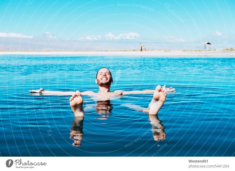Chile, Atacama-Wüste, glücklicher Mann schwebt in Laguna Cejar Männer männlich Erwachsener erwachsen Mensch Menschen Leute People Personen Lagune Lagunen