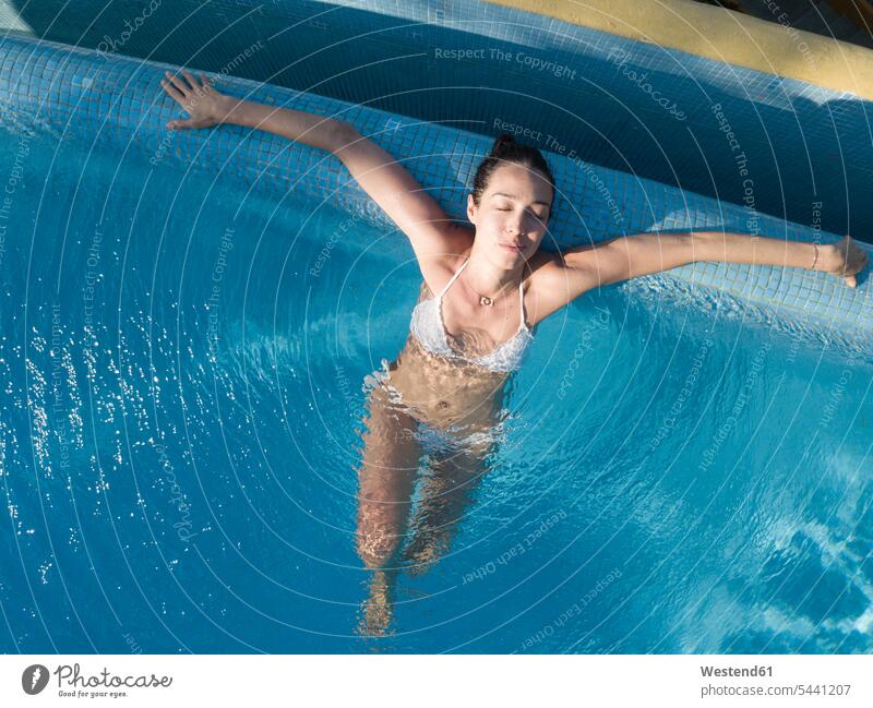 Frau genießt Bad im Schwimmbad mit geschlossenen Augen 35-40 Jahre 35 bis 40 35 - 40 Jahre 35 bis 40 Jahre Vogelperspektive von oben Draufsicht Entspannung