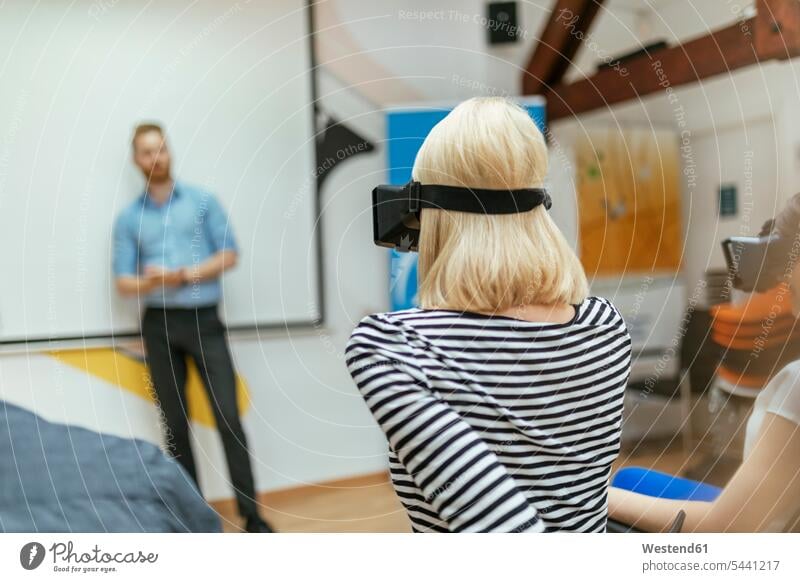 Geschäftsleute probieren VR-Brillen aus Geschäftspersonen ausprobieren testen Gemeinsam Zusammen Miteinander Büro Office Büros Virtual Reality Brille